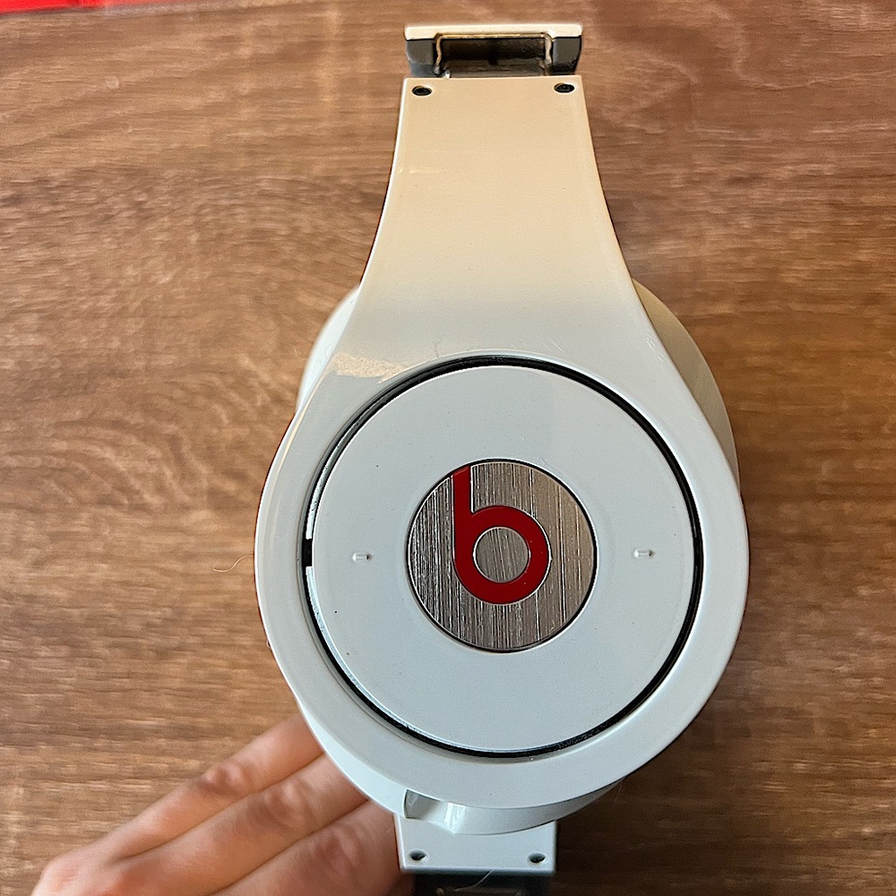 BEATS BY DRE - WHITE